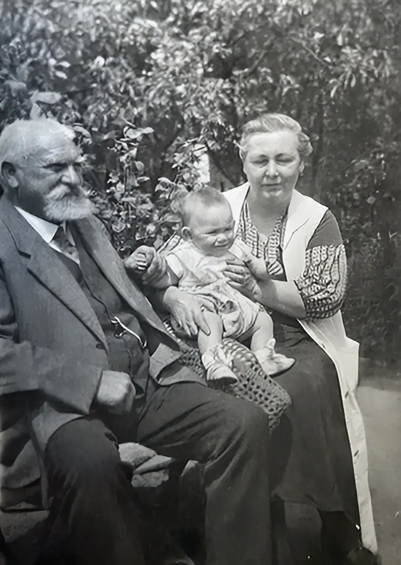 Gustav Rosendahl mit seiner Frau Maria geborene Sandfort und dem ältesten Enkel Karl-Heinz um 1934-1935